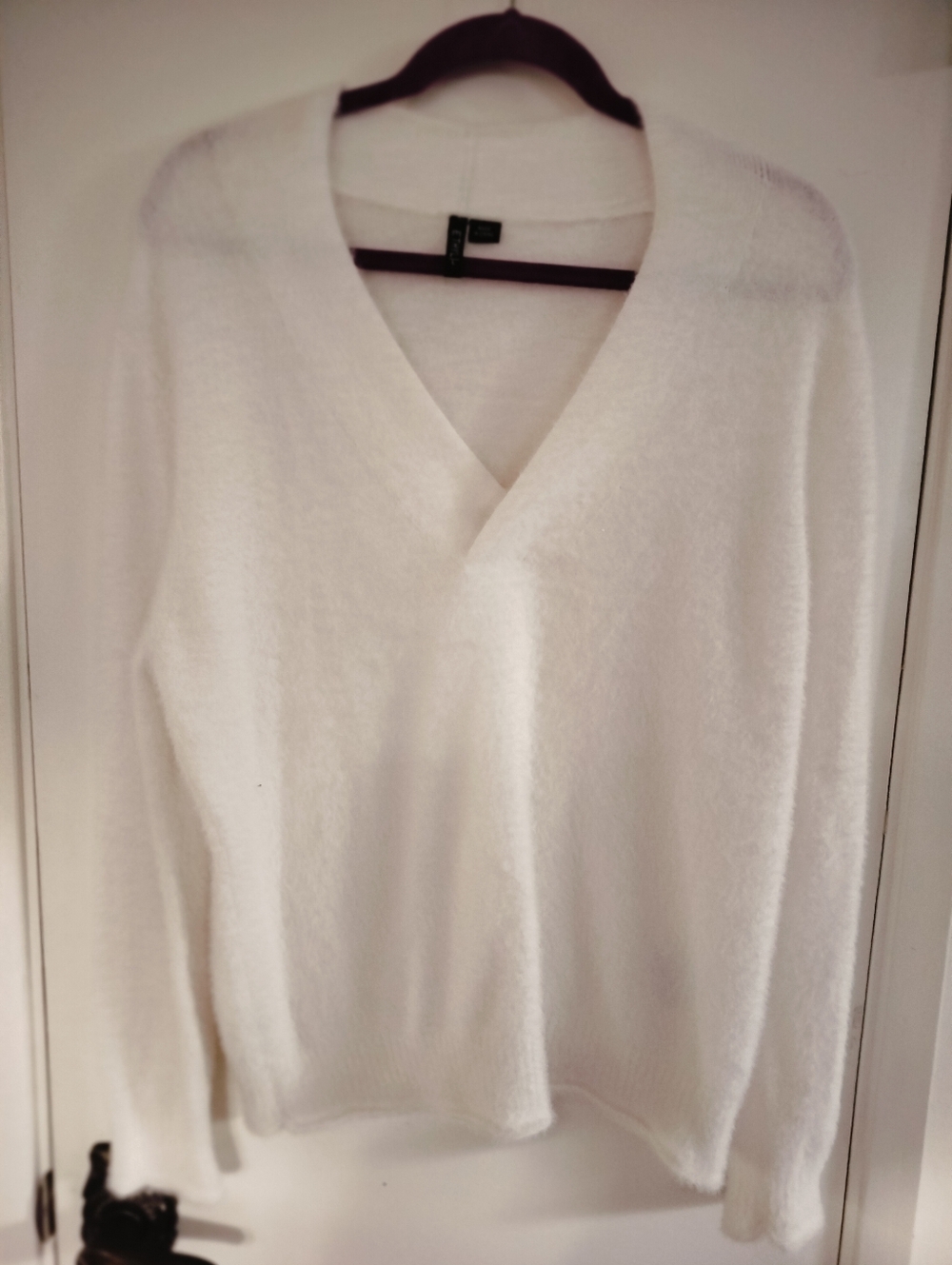 Ethyl White Fuzzy Soft Eyelash Vneck Sweater Size Large